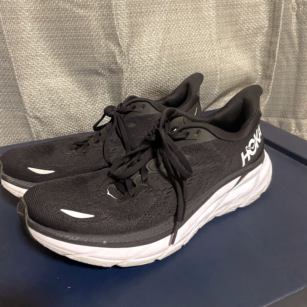 Black Hoka women’s tennis shoes